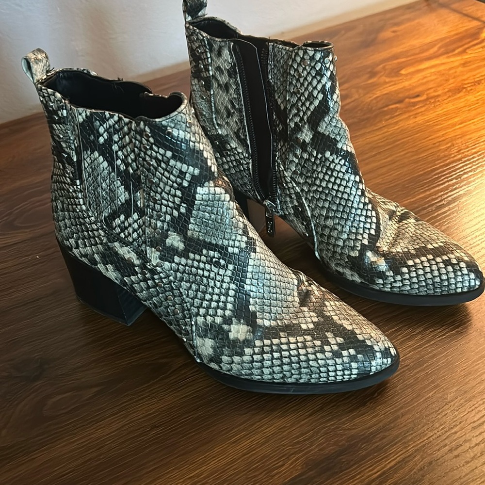 Snakeskin Women’s Booties Size 6